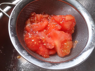 pulpa de tomate escurriendo.