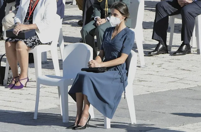 Queen Letizia wore a v-neck embroidered crepe dress from Bottega Veneta. Prada leathers pumps, Carolina Herrera clutch bag