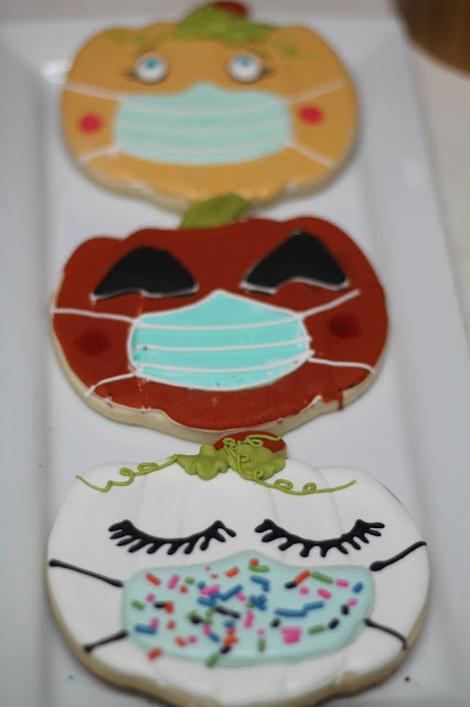 pumpkin with mask decorated cookies @www.thecookiecouture.com