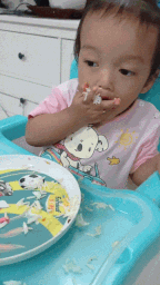gambar animasi budak lelaki sedang makan nasi
