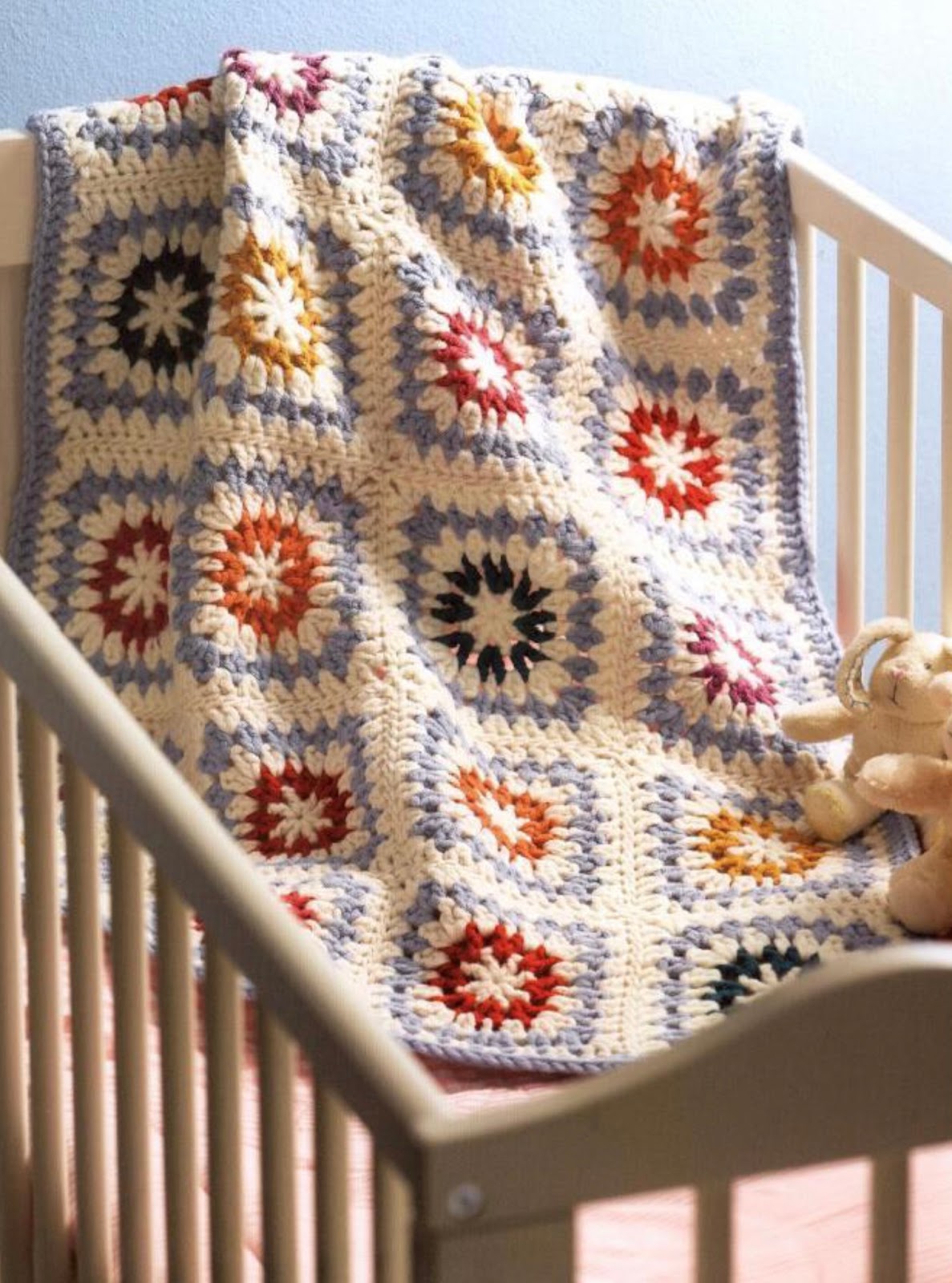 плед из бабушкиных квадратов крючком. плед из бабушкиных квадратов. плед крючком бабушкин квадрат postila. плед калейдоскоп бабушкин квадрат. плед из квадратиков крючком.