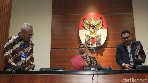 Insiden Tim KPK Merapat dan Dites Urine, Hasto Bantah Ada di PTIK Insiden Tim KPK Merapat dan Dites Urine, Hasto Bantah Ada di PTIK