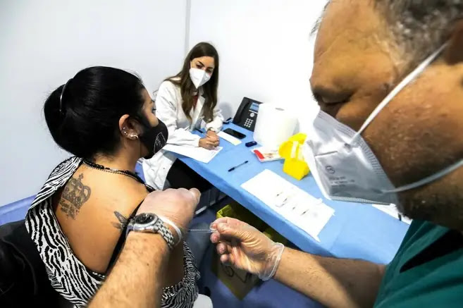 Una donna si fa somministrare il vaccino anti-Covid