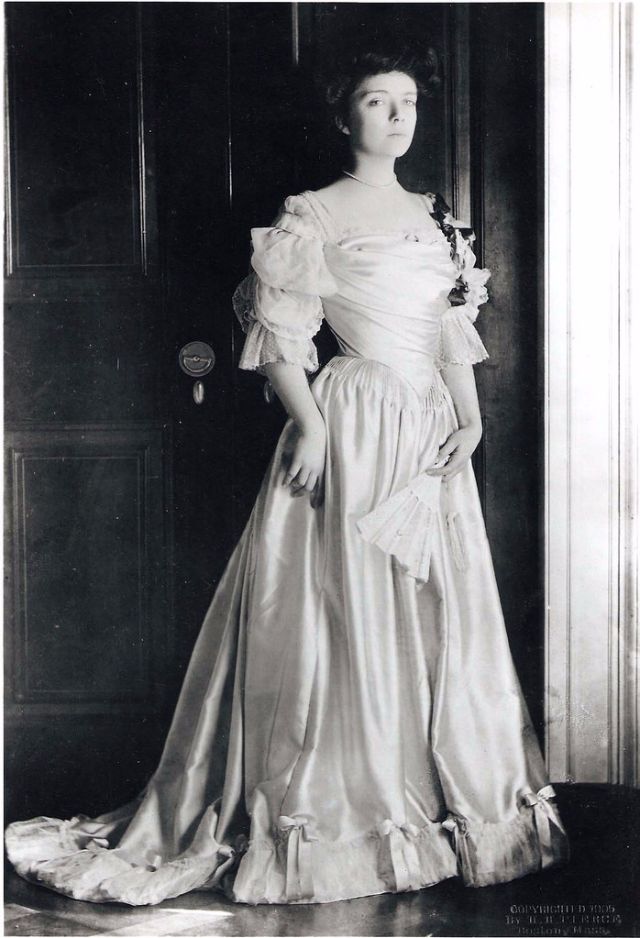 Stunning Image of Alice Lee Roosevelt Longworth in 1905 
