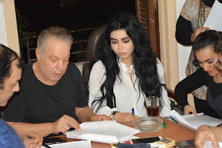 \"ع الداون لود\" مسرحية تعالج أزمة الأخلاق في الحارة الشعبية