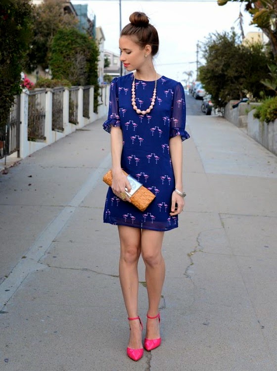 vestido azul com sapato rosa