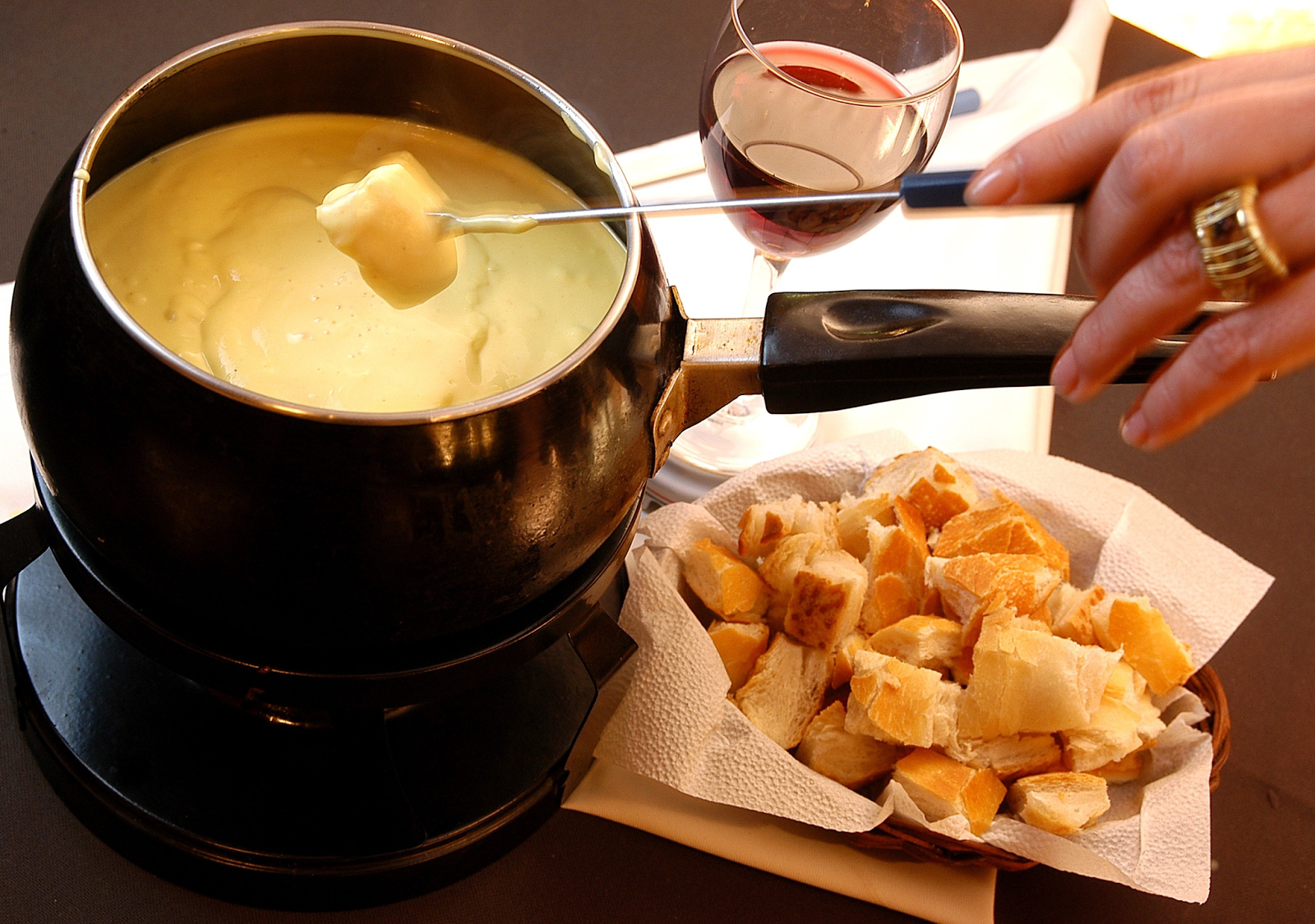 De Colher Pra Colher: Fondue de Queijo na Versão Clássica ou Econômica