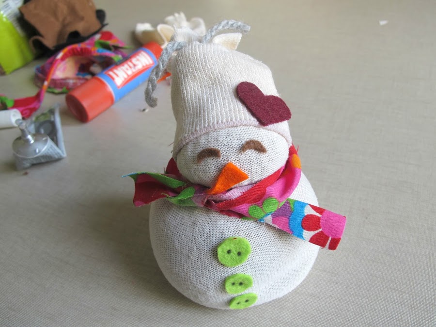 Cómo decorar un muñeco hecho con calcetines
