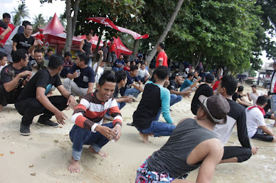 Keceriaan para peserta mengikuti acara fun games dan team building Keceriaan para peserta mengikuti acara fun games dan team building