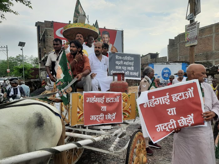 राजद कार्यकर्ताओ ने महंगाई के खिलाफ विरोध मार्च किया।।