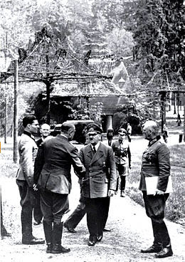 Geen mogelijkheid voor een aanslag, Von Stauffenberg (geheel links) vlakbij Hitler op 15 juli 1944