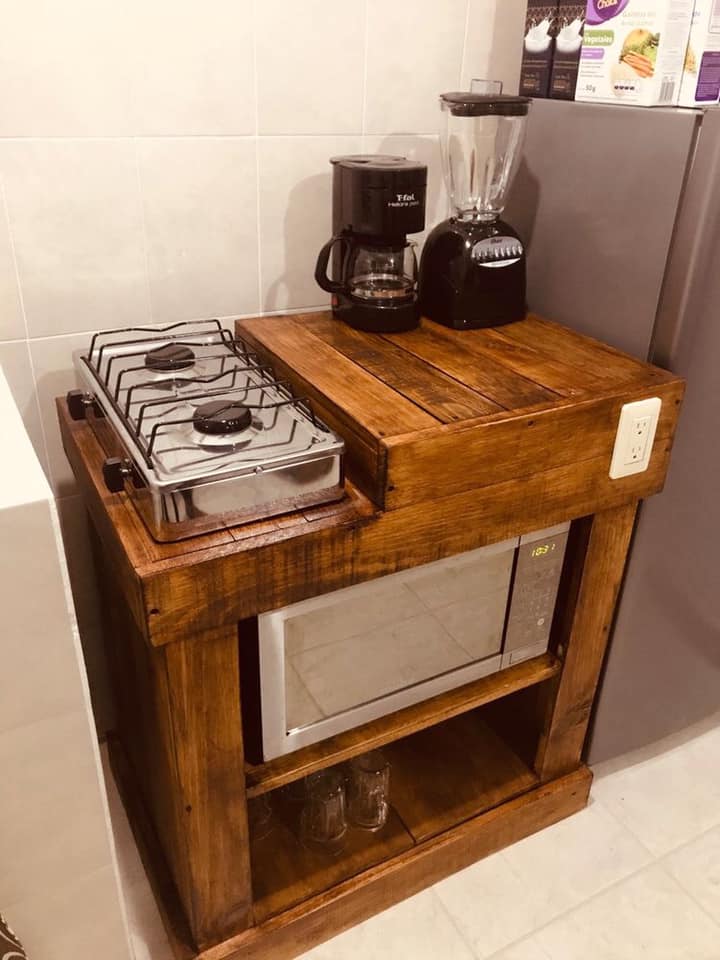 Muebles de cocina hechos de palets de madera reciclados