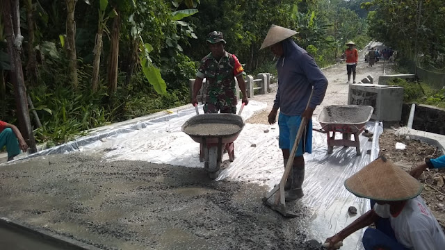Jalin Kebersamaan, Babinsa dan Warga Kerja Bakti Pengecoran Jalan Desa