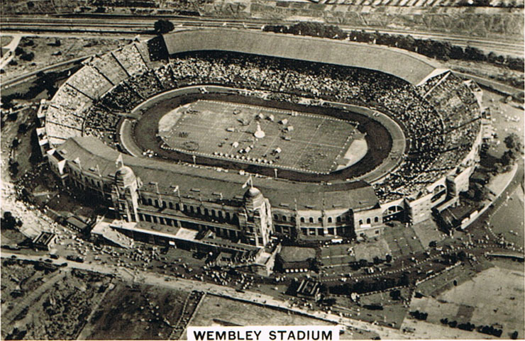 Стадион уэмбли старый. Стадион Уэмбли 1923 год. Уэмбли стадион старый. Стадион Уэмбли в Лондоне старый. Уэмбли 1953.