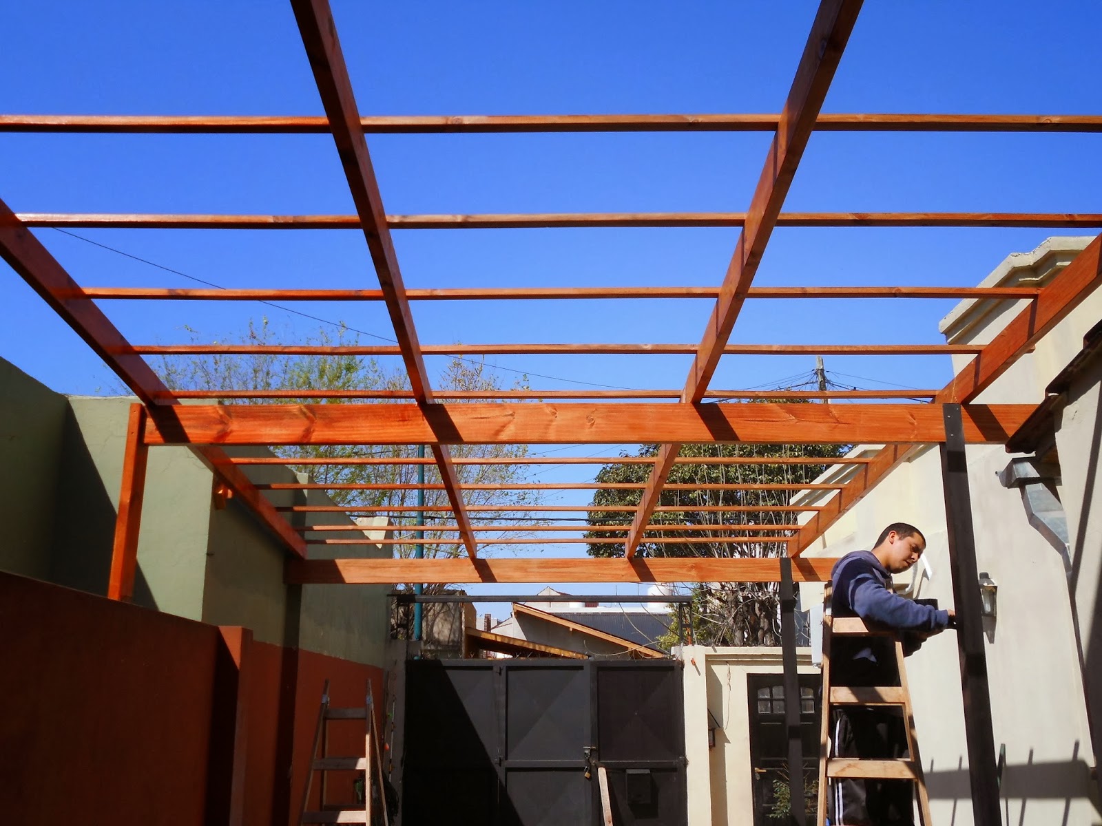 Entrepisos de madera, escaleras.: Garage con policarbonato