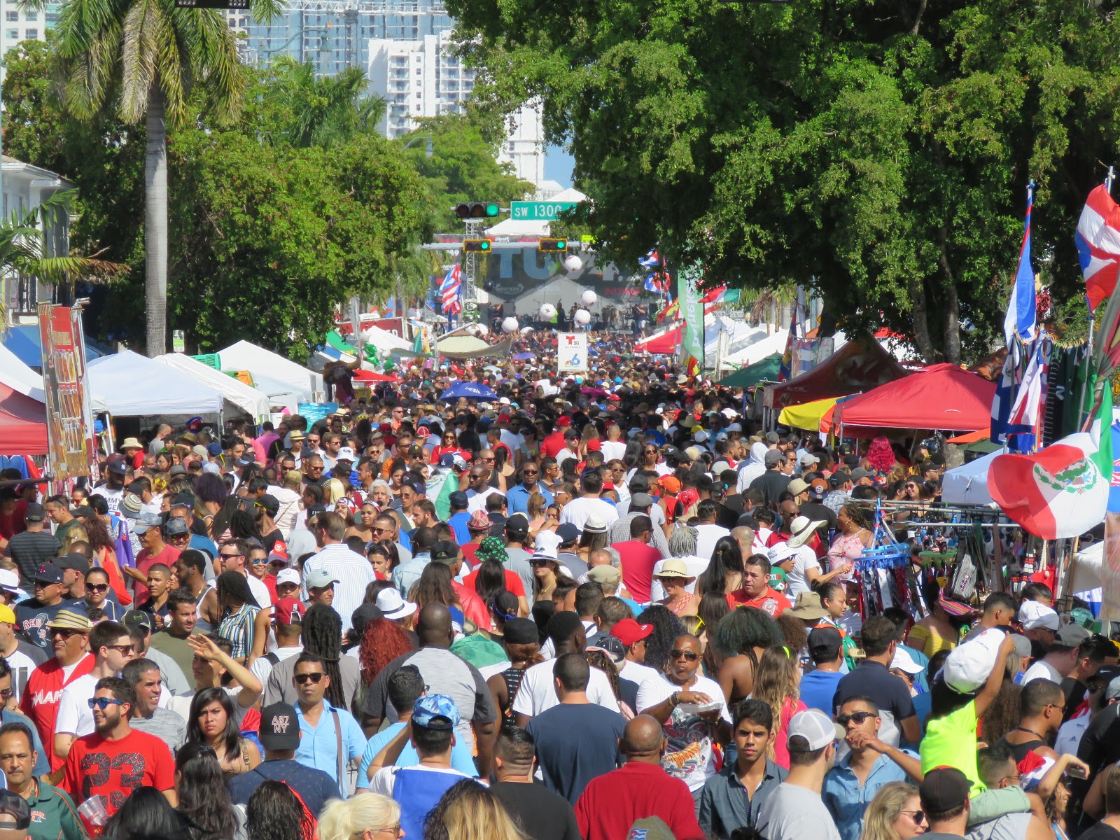 Bonao Internacional GALERIA FESTIVAL DE CALLE OCHO , EN MIAMI , FLORIDA