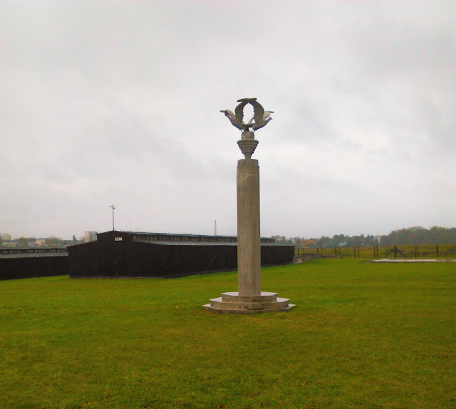 Pomnik pomnik, Majdanek, baraki