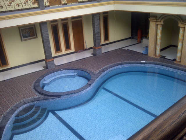 Rumah di Cirebon dengan fasilitas kolam renang pribadi 