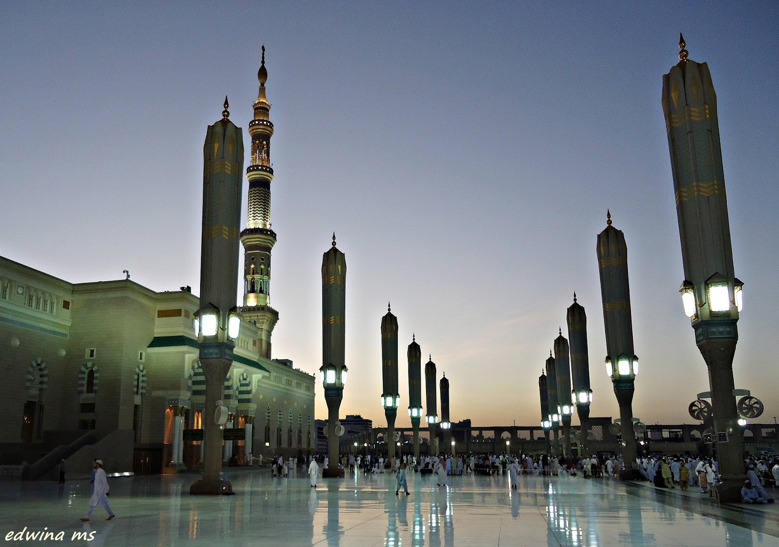 Al-Nabawi Mosque - edwina maryami
