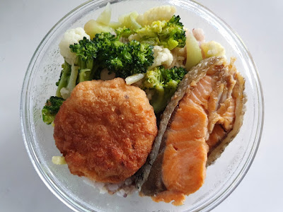 今日午餐：鮭魚、炸花枝餅、花椰菜、青花菜，2021.02.08