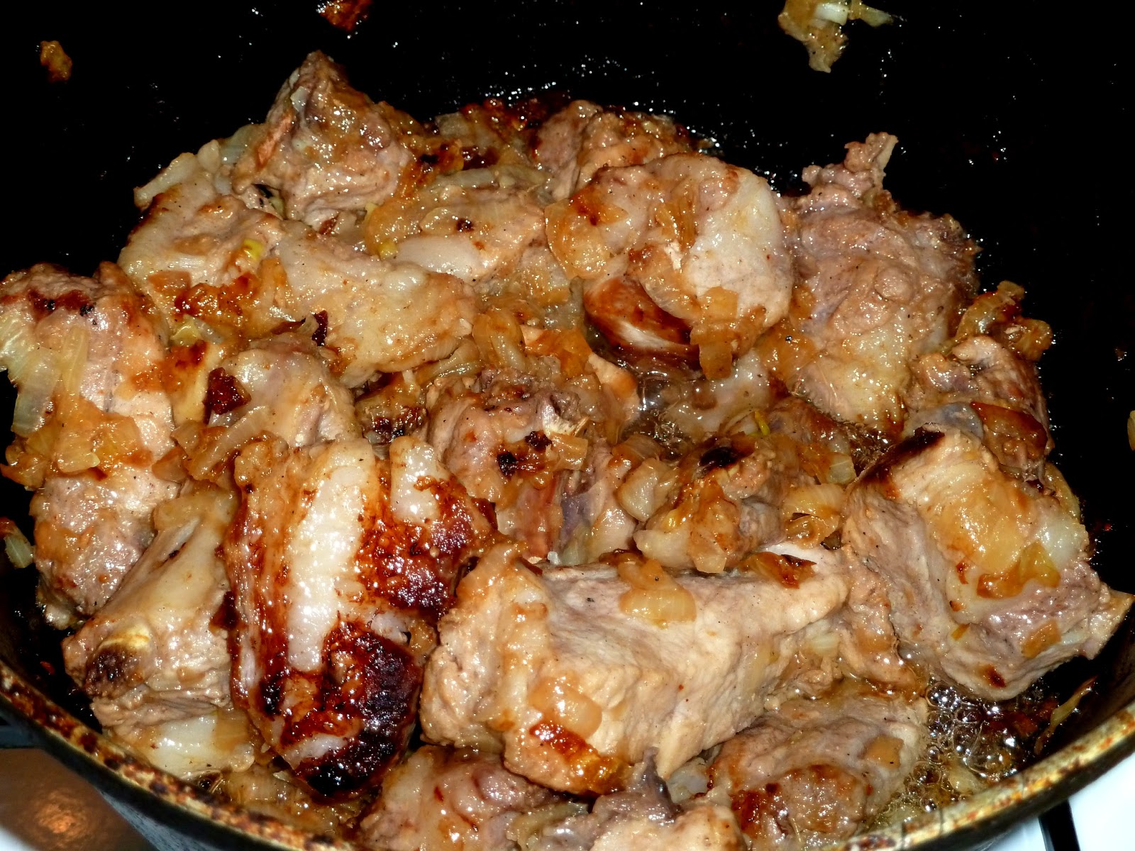 плов из ребрышек свинины. плов с рёбрами свиными. узбекский плов из курицы в казане. плов в казане из ребрышек. плов в духовке с говядиной.