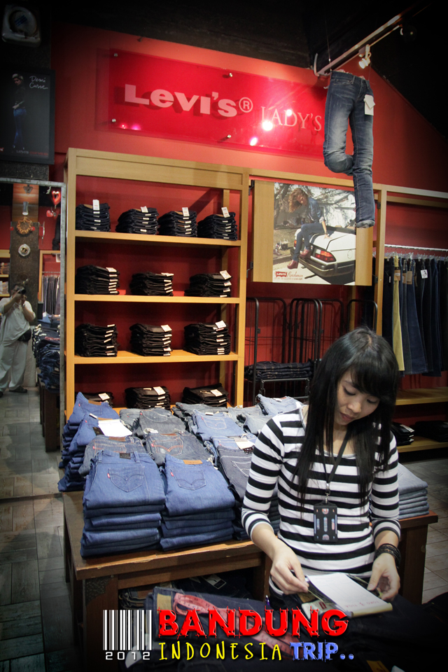 ChiLaBaey s Spot Trip Bandung  Toko  Tiga Jeans  Levis 