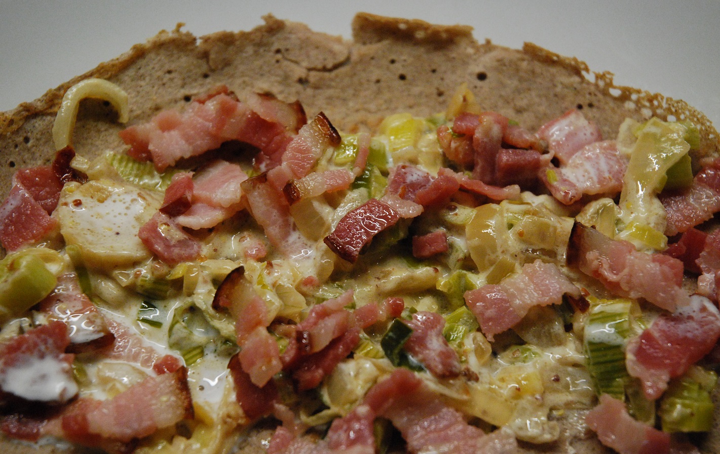 Galettes de sarrasin avec une fondue poireauxoignons aux copeaux de lard