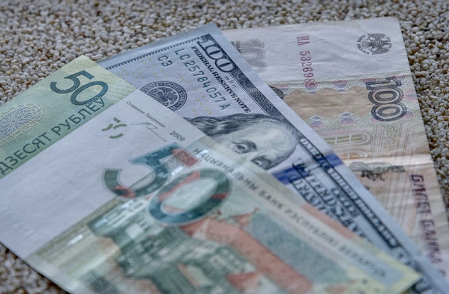 Евро в доллары в беларуси. Белорусский рубль к евро. Белорусский доллар. Белорусский рубль к доллару. Крах белорусского рубля.