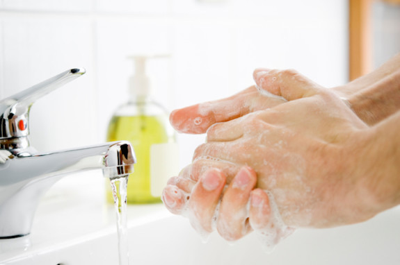 membersihkan tangan