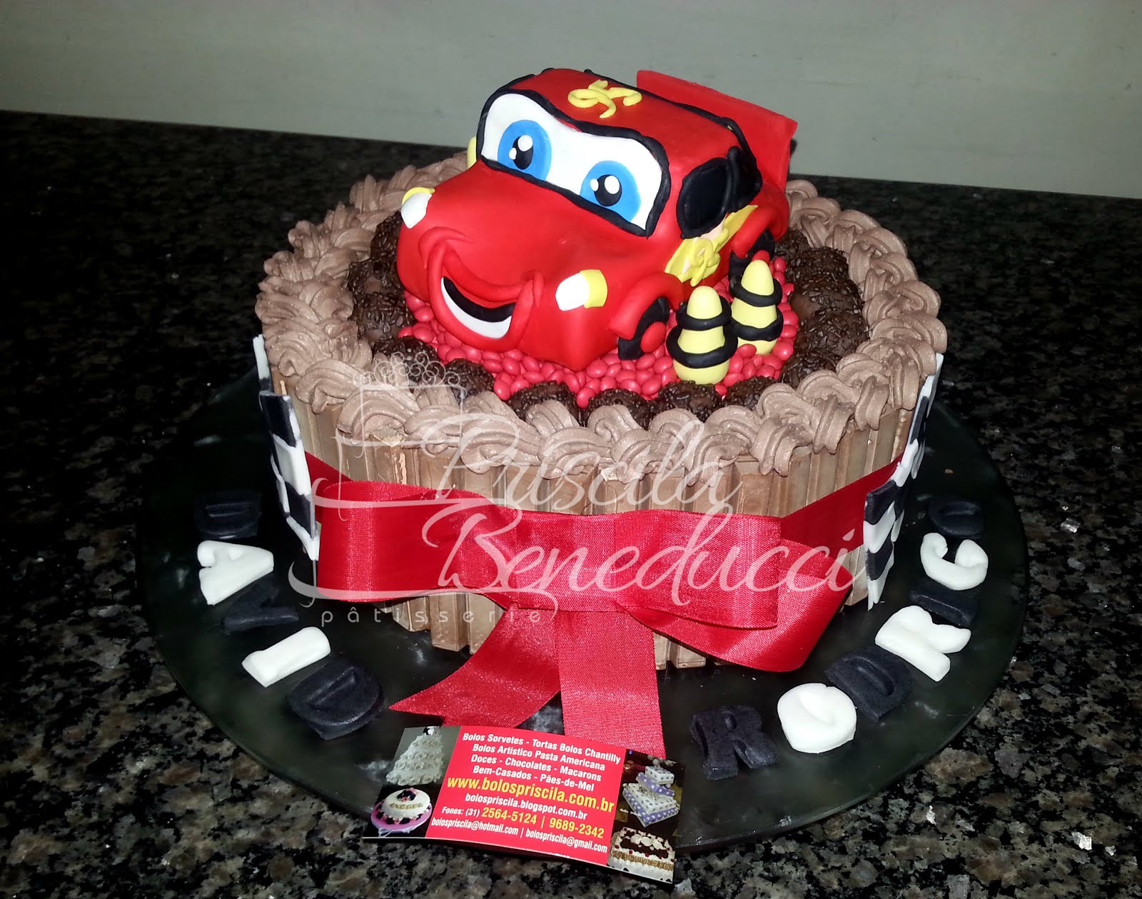 Carros McQueen Kit Kat 30 pessoas com topo