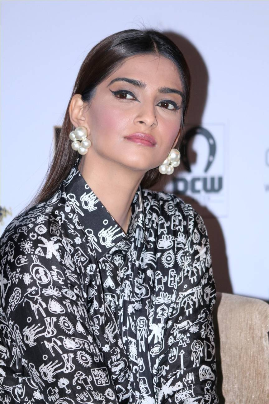 Global Pictures Gallery: Sonam Kapoor Latest Hot Glamourous Black Dress