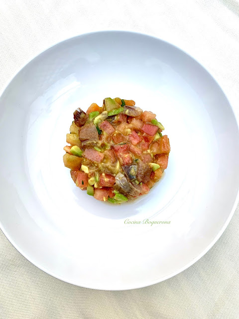 Tartar de sardina ahumada, tomate y aguacate