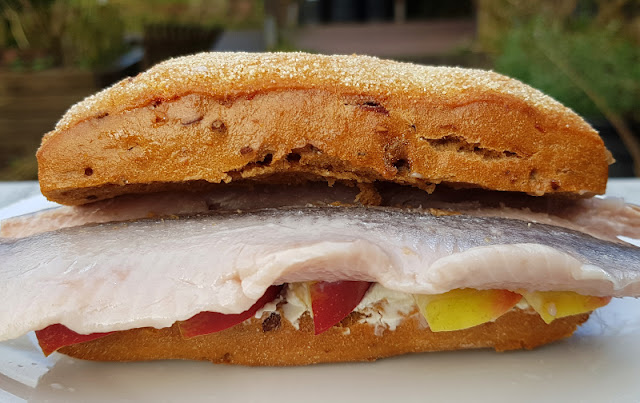 Rezept: Fischbrötchen für Kinder, Teil 2 -"Mats" mit Matjes. Darauf ein Fischbrötchen! Lecker belegtes Brötchen mit frischem Fisch und guten Zutaten schmeckt allen Nordlichtern. Rezept: Fischbrötchen für Kinder, Teil 2 -"Mats" mit Matjes. Darauf ein Fischbrötchen! Lecker belegtes Brötchen mit frischem Fisch und guten Zutaten schmeckt allen Nordlichtern.