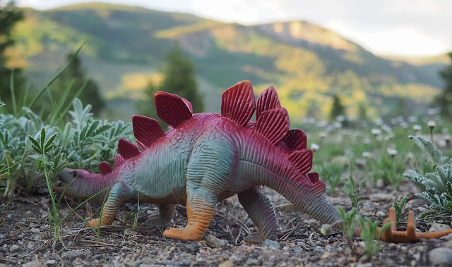 Imagens de dinossauros no oeste americano.