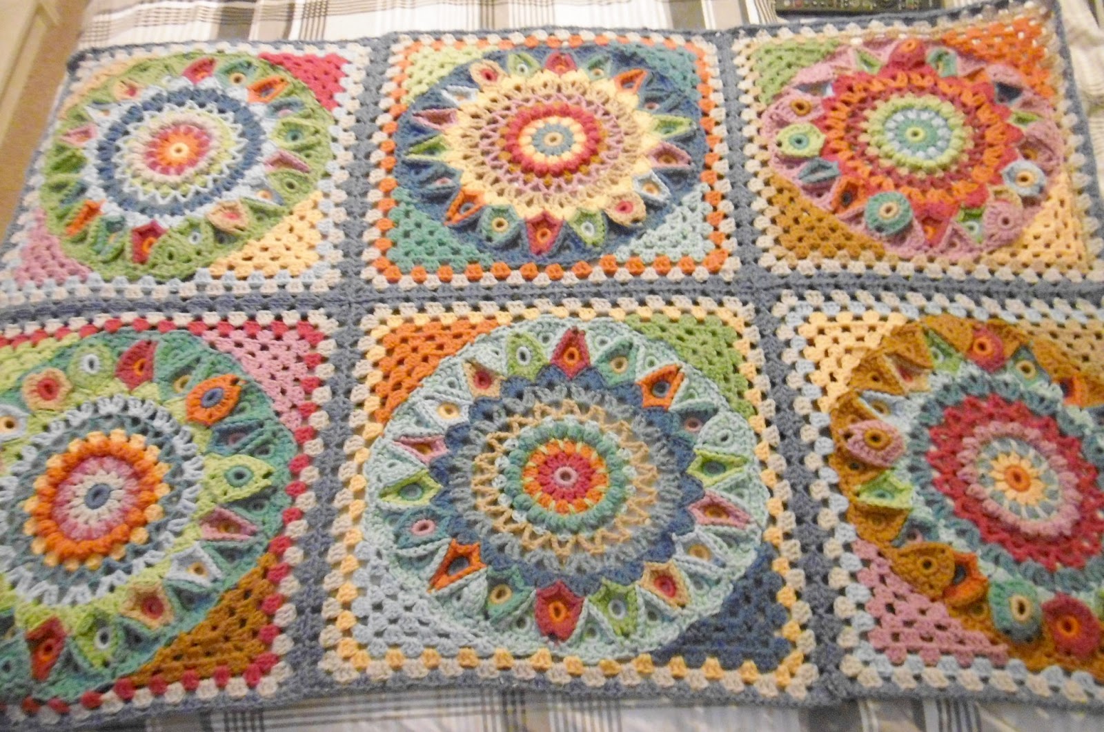Ergahandmade Crochet Blanket (SPINNING TOP BLANKET) + Free Pattern