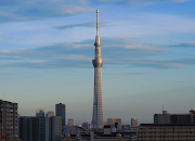 夕陽を浴びて、輝くスカイツリー。 スカイツリーの足元には、雲の影が落ちる。 (skytree )