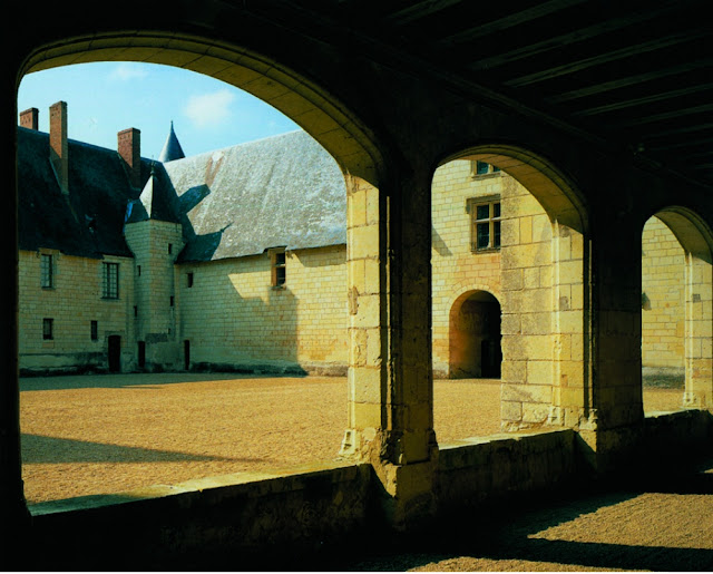 Двор замка с входными воротпми