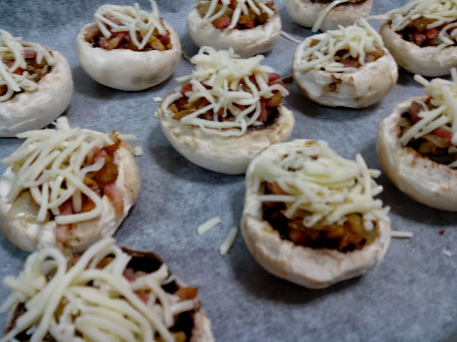 Fotografía de los champiñones antes de meterlos al honro sobre la bandeja.