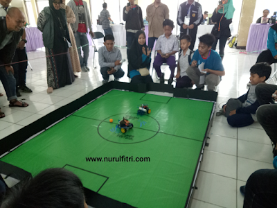 kompetisi robotik di acara maker festival