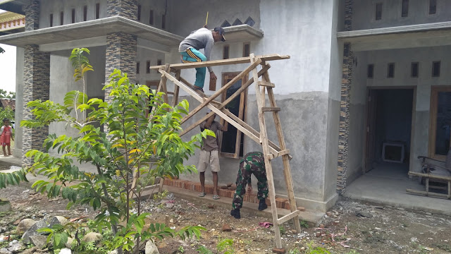 Selalu Ada Bersama Rakyat Babinsa Bantu Renovasi Rumah Warga di Wilayah Binaan