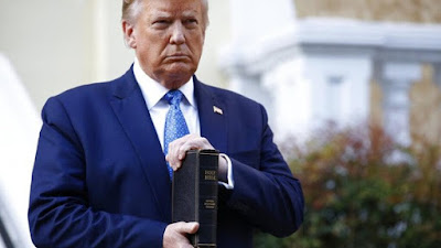Berpose dengan Alkitab di Depan Gereja St. John di Tengah Kerusuhan Sipil, Trump: "Amerika Akan Lebih Besar"