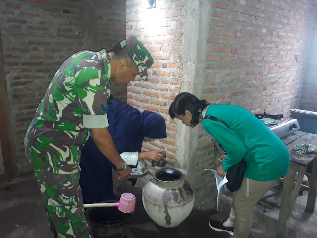 Antispasi DBD, Babinsa Wonotolo Bantu Puskesmas Gondang Lakukan PSN