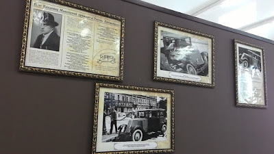 Стена с фотографиями и вырезками из старинных газет Один из стендов музея ретро-авто