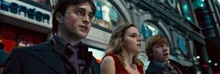 Harry, Hermione e Ron em Piccadilly Circus