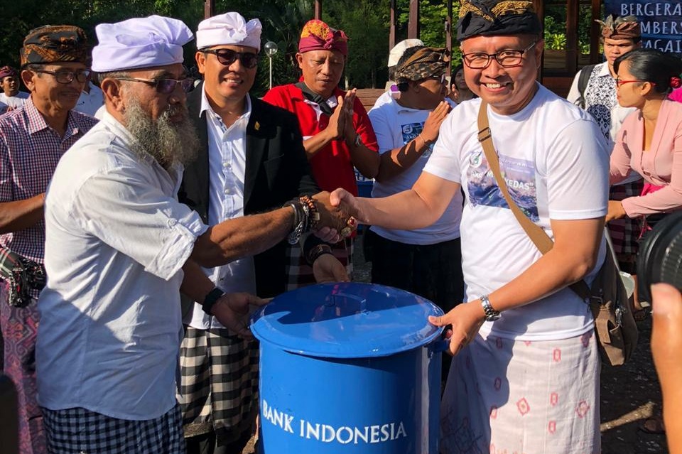 Peduli Kebersihan dan Kesucian Tempat Ibadah GenBI Datangi Pura Batukaru