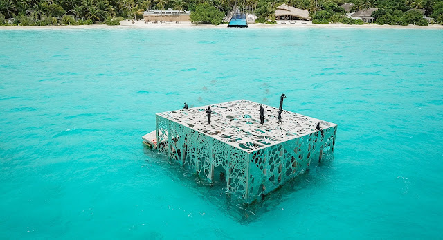 Коралариум - полузатопленный музей на Мальдивах