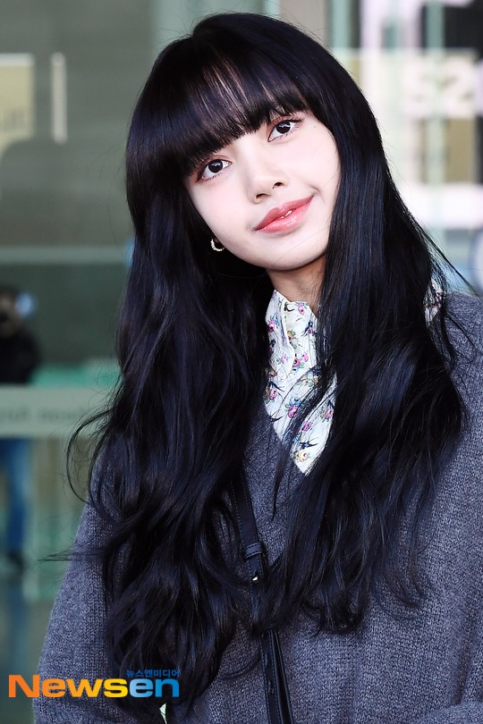 BLACKPINK Lisa looks like a real doll with her black hair on her way to  attend overseas schedule.