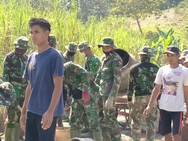 Sosok Bayan Jayanto Desa Baleharjo yang gigih bekerja bersama dalam TMMD 108 Sosok Bayan Jayanto Desa Baleharjo yang gigih bekerja bersama dalam TMMD 108