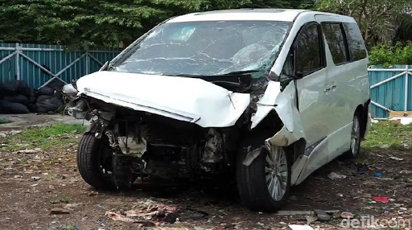 Detik-detik Mobil Alphard Hanafi Rais Kecelakaan Beruntun di Cipali