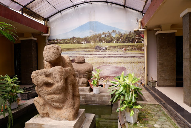 replika arca megalith di museum balaputra dewa